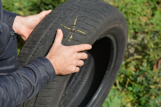 neumático con el pinchado marcado
